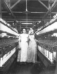 Tekstilarbejderkvinder på De Danske Bomuldsspinderiers Vardevej-afdeling, 1910'erne