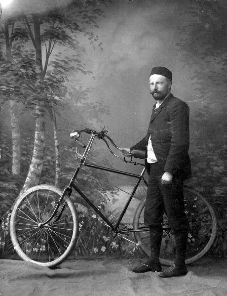 Fil:Nicolai Chr. Hygebjerg med cykel 1892-95.jpg